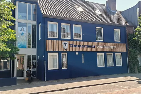 Het kantoor van Timmermans Verzekeringen aan de Mathildastraat: een blauw pand met de naam op de gevel en de ingang links.